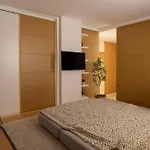 Appartement Smartly Designed Flat With Balcony & Parking By Flat Mаnаger