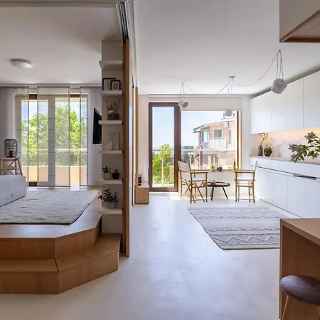 아파트 Smartly Designed Flat With Balcony & Parking By Flat Mаnаger *