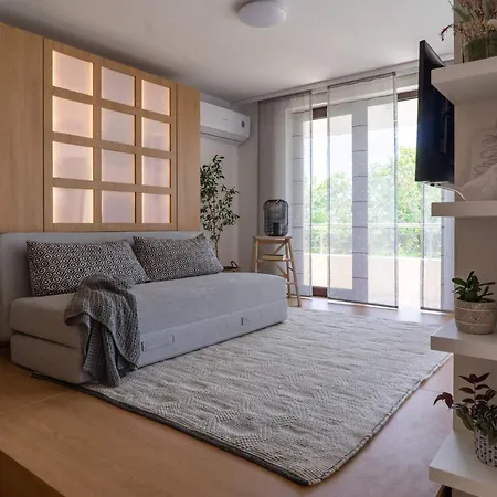 Smartly Designed Flat With Balcony & Parking By Flat Mаnаger 아파트 *