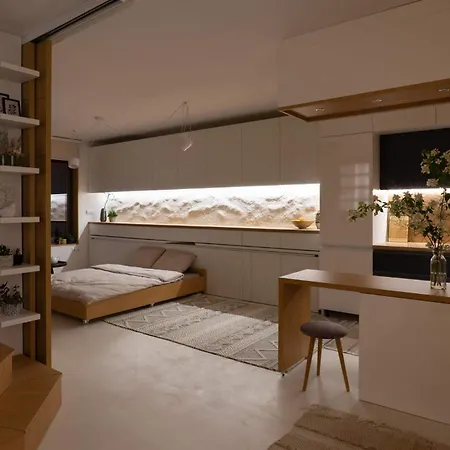 아파트 Smartly Designed Flat With Balcony & Parking By Flat Mаnаger 바르나