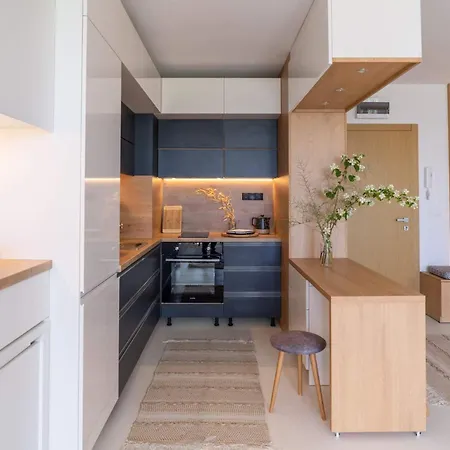 아파트 Smartly Designed Flat With Balcony & Parking By Flat Mаnаger 바르나