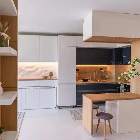 Smartly Designed Flat With Balcony & Parking By Flat Mаnаger 아파트