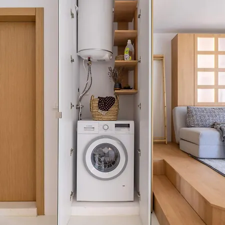 아파트 Smartly Designed Flat With Balcony & Parking By Flat Mаnаger *