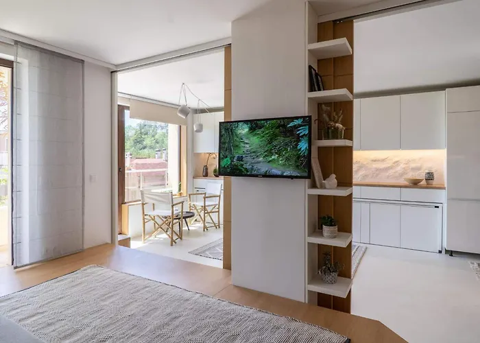 Smartly Designed Flat With Balcony & Parking By Flat Mаnаger * Warna